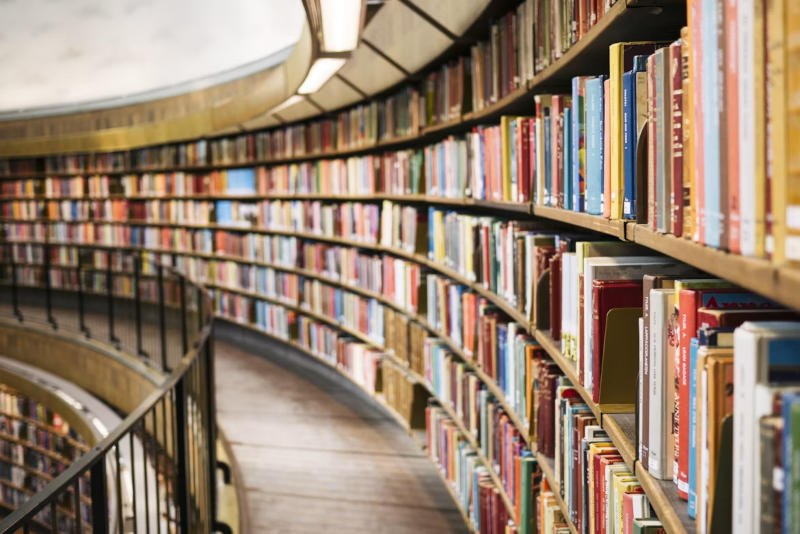 Разработчики ИИ закупают бумажные книги для обучения моделей