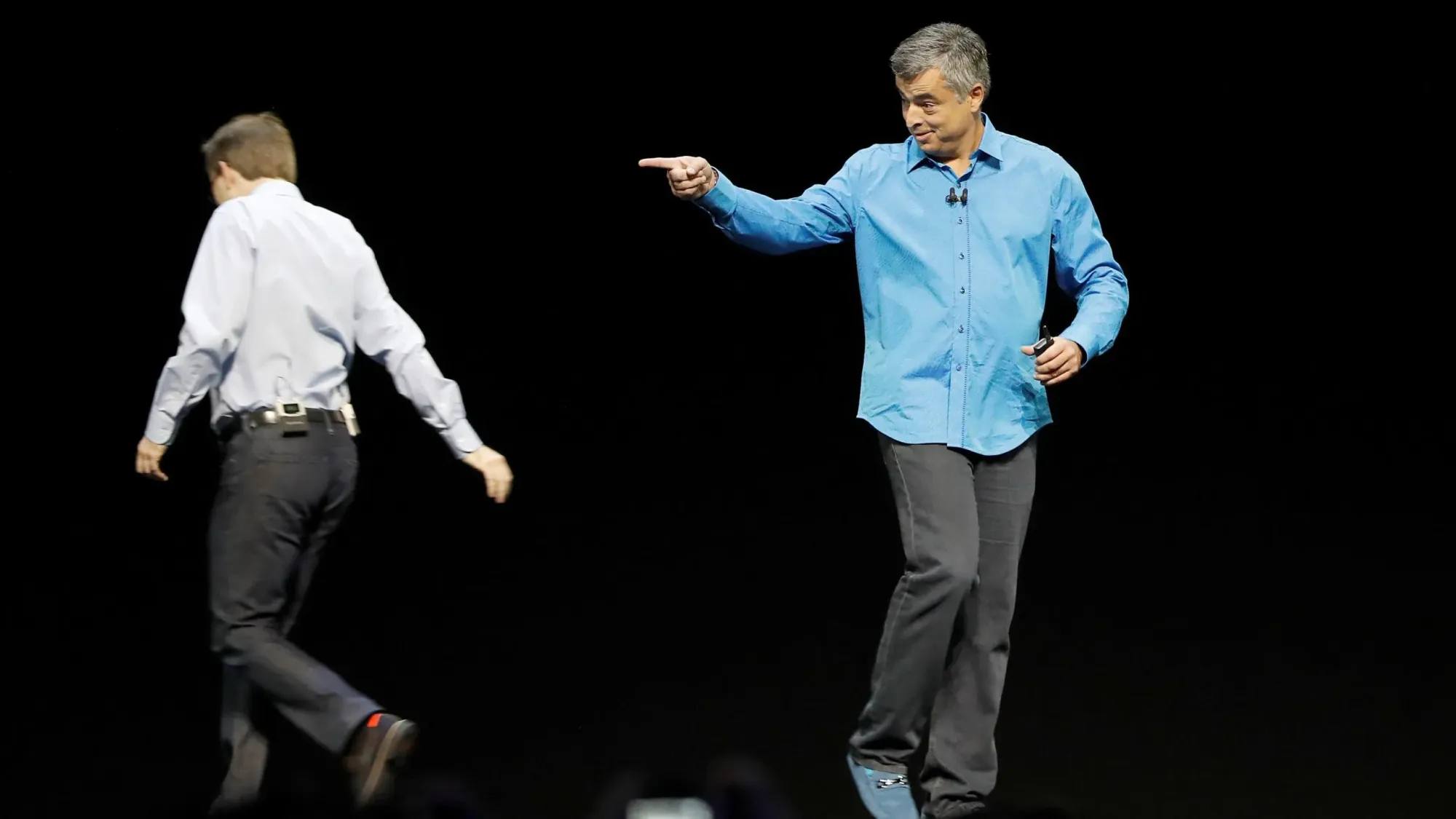 Кадровые перестановки в руководстве Apple