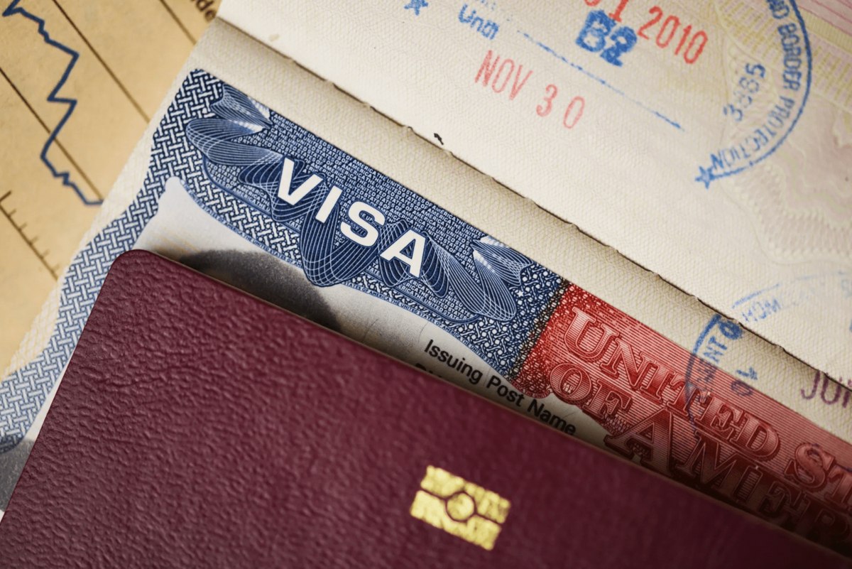 США вводят залог до $20 тысяч для заявителей на визы из 50 стран