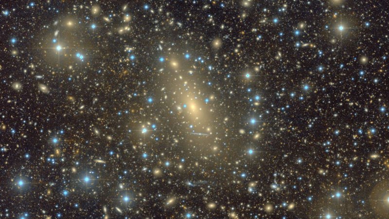 Астрономы уточнили размеры гигантской галактики IC 1101