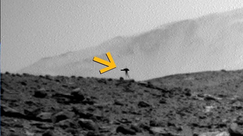 Снимок марсохода Curiosity, принятый за «боевой треножник»