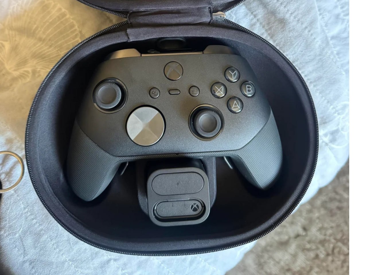 Прототип геймпада Xbox Elite 3 с экраном попал в сеть