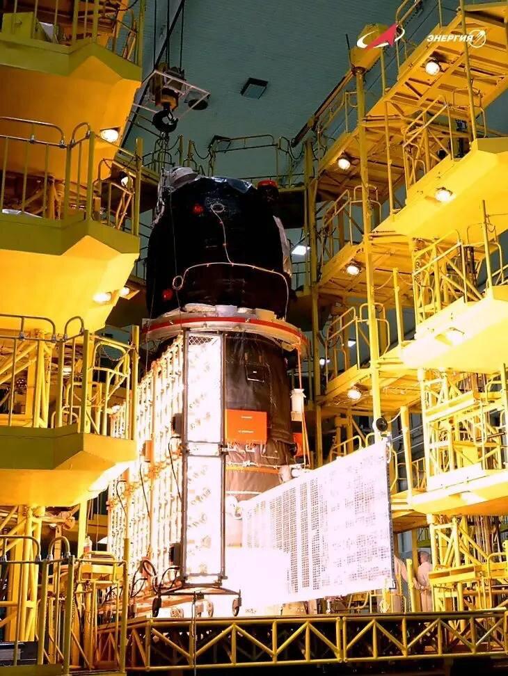 Проверка солнечных батарей корабля «Прогресс МС-35» на Байконуре