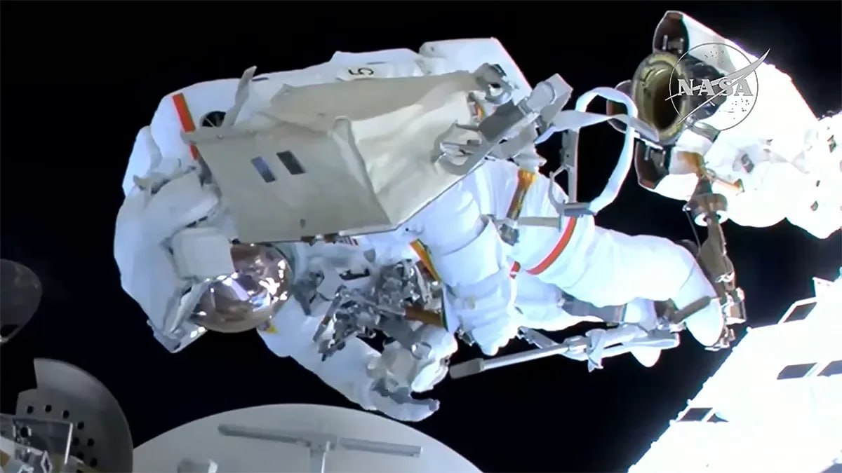 Астронавты NASA и ЕКА заменили антенну связи на МКС