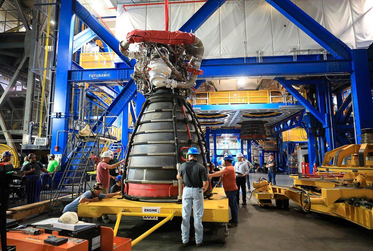 NASA устанавливает двигатели RS-25 на ракету SLS для миссии Artemis III