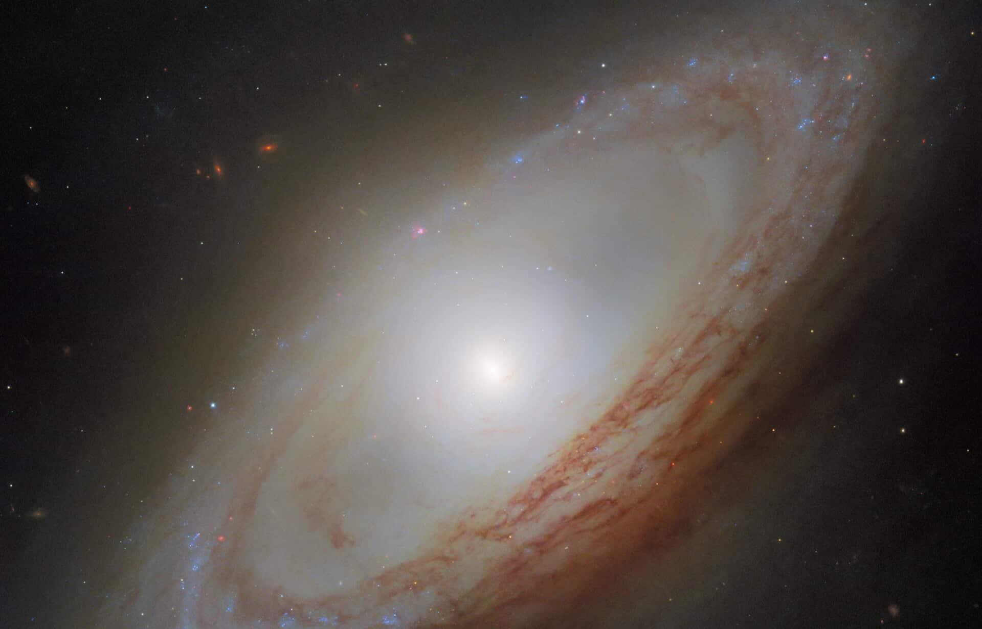 «Хаббл» запечатлел галактику NGC 4698 с необычным вращением центра