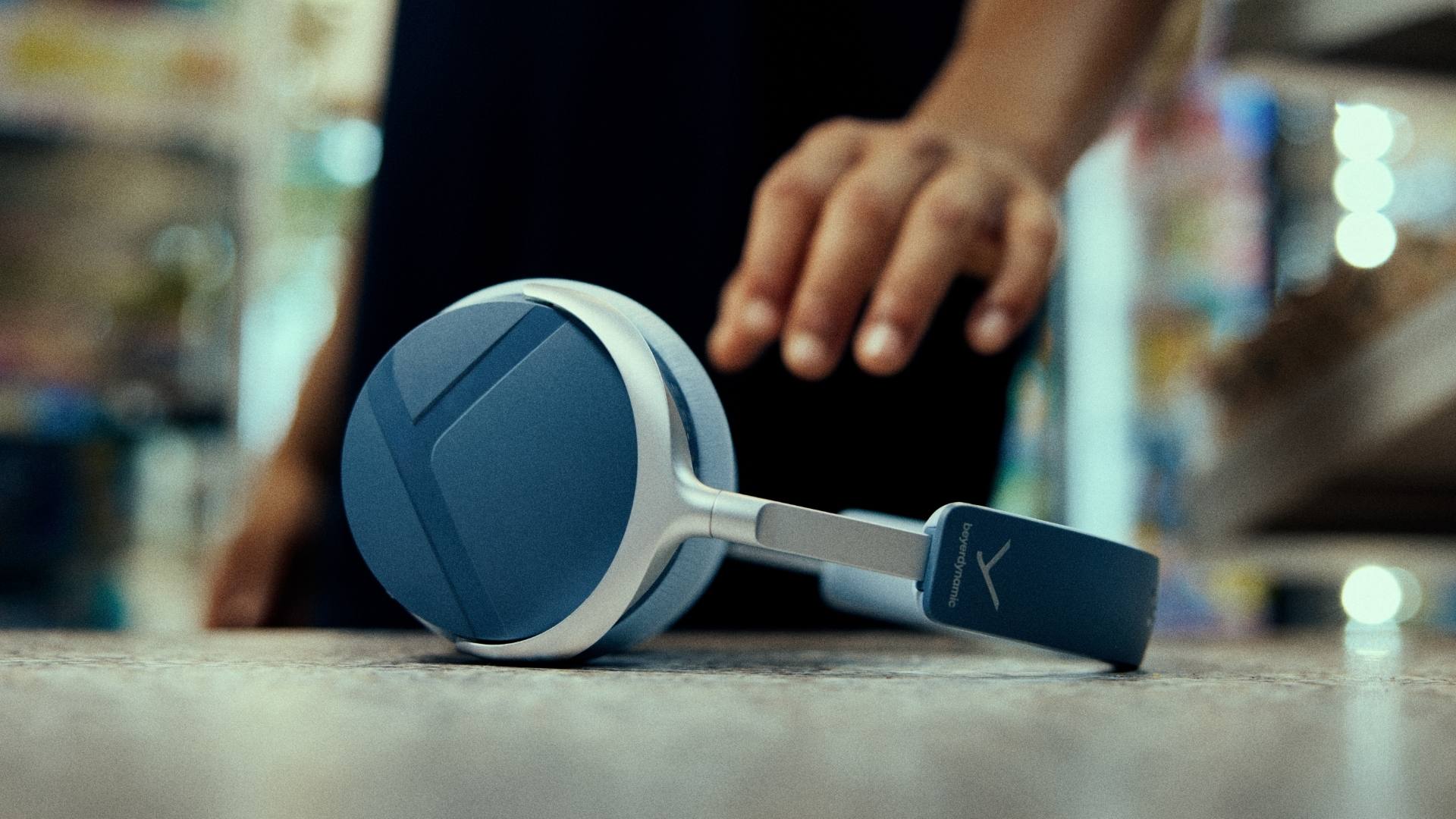 Beyerdynamic представила беспроводные наушники Aventho Y