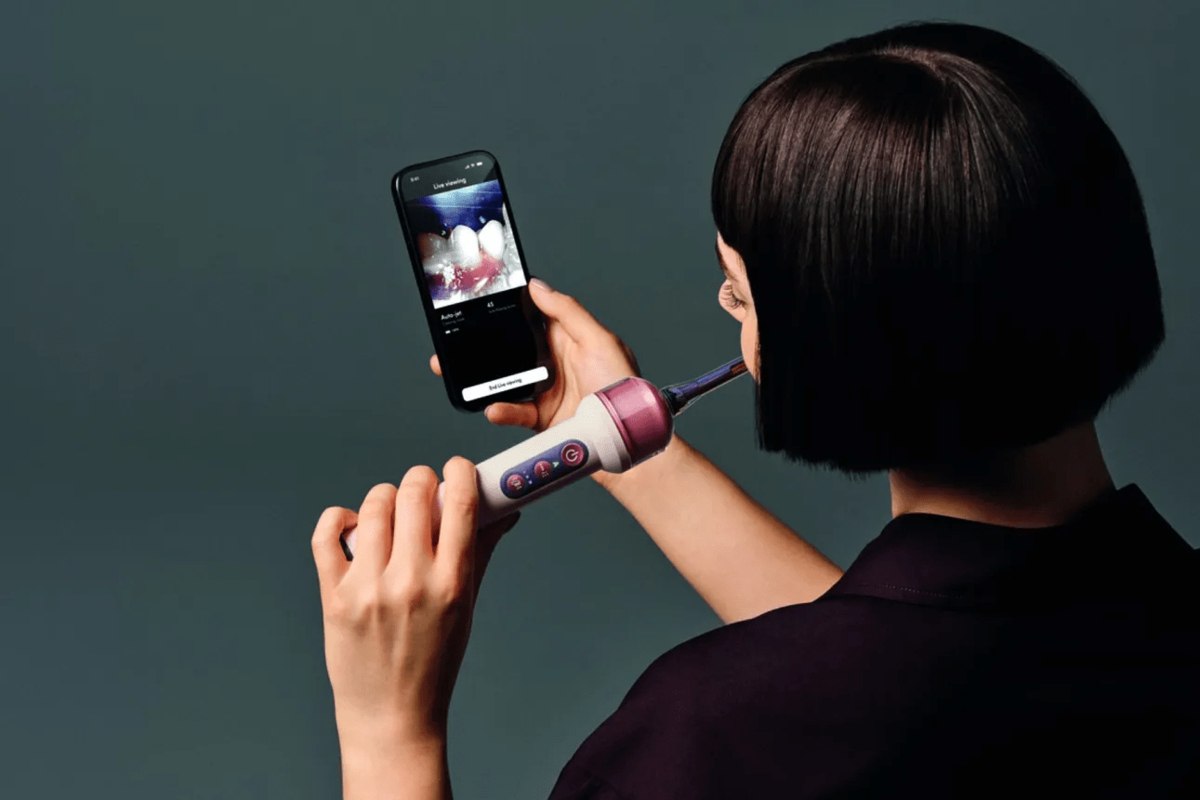 Dyson объяснила брак в умной щетке за $499