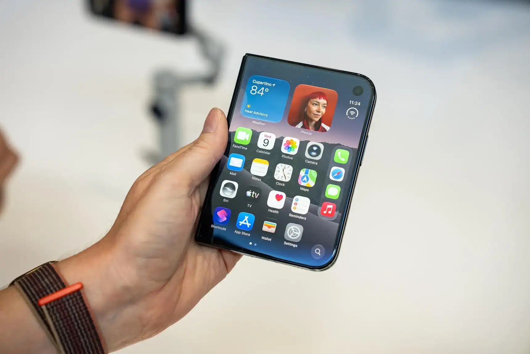 Почему в iOS нет свайпа назад от правого края