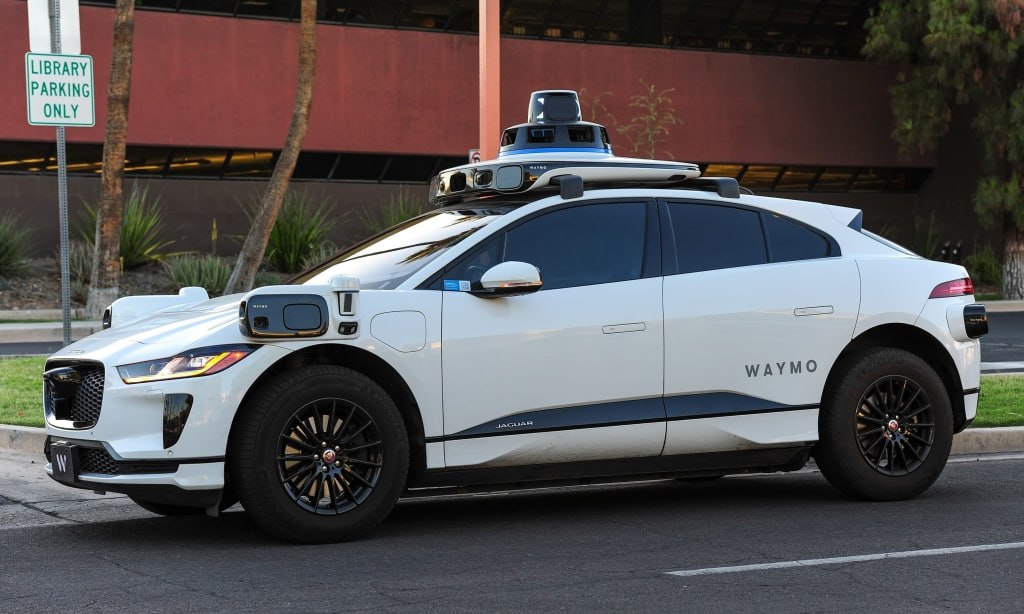Беспилотники Waymo начали вызывать полицию из-за поведения пассажиров