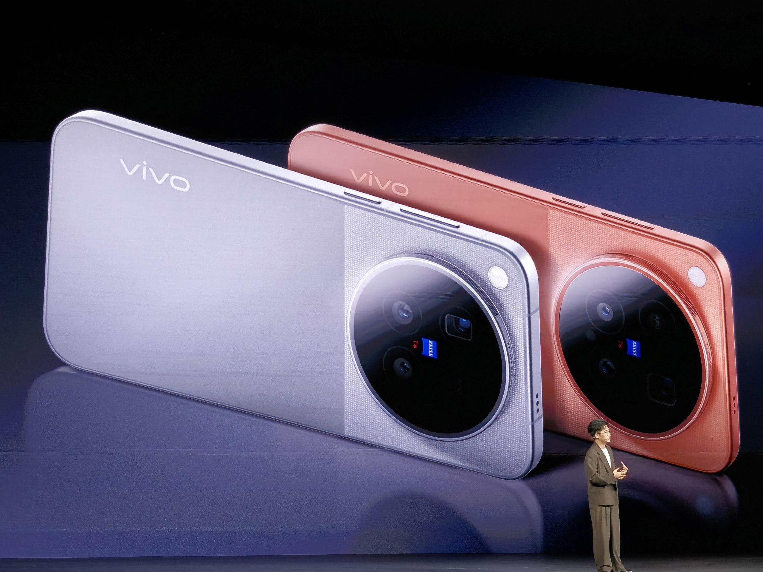 Vivo представила серию смартфонов X500 и портативный мини-монитор