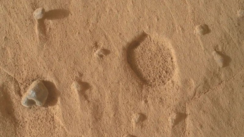 Марсоход Curiosity обнаружил необычные углубления на Марсе