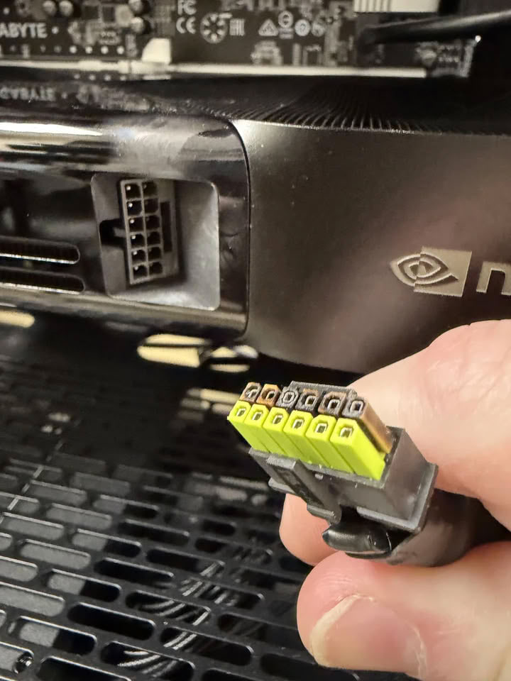 Расплавился разъём питания у NVIDIA RTX PRO 6000 Blackwell