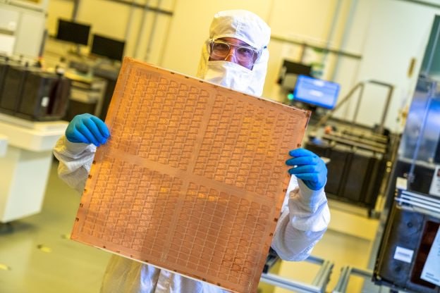 Intel запатентовала стеклянные подложки со встроенными Micro LED