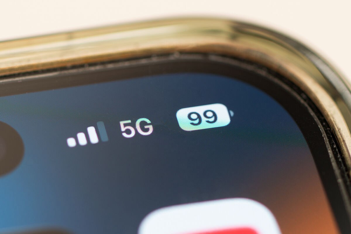 Энтузиасты активировали 5G и VoWiFi на iPhone в России