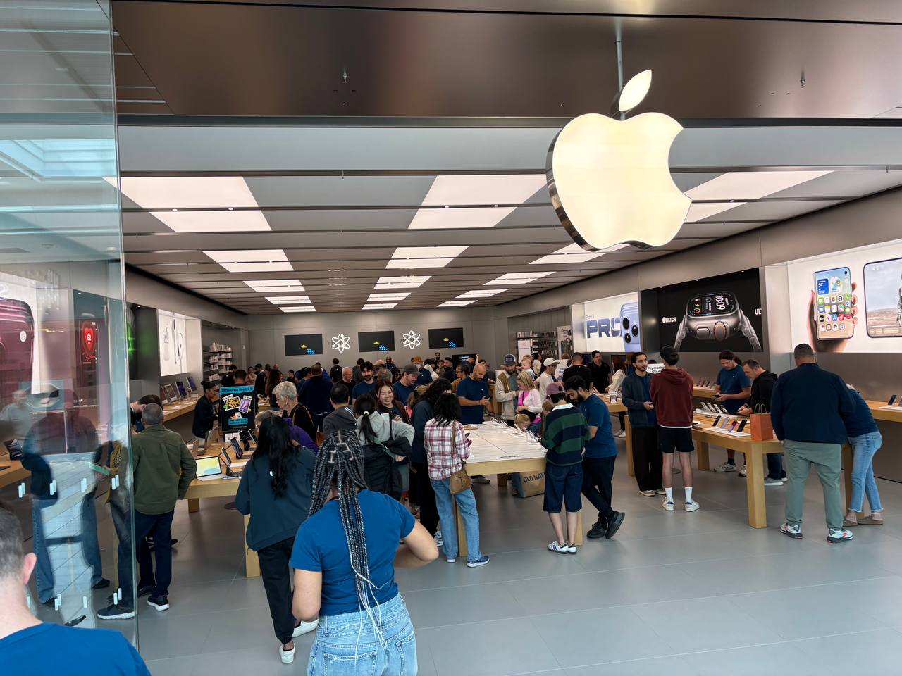 Очереди в Apple Store ради складного смартфона