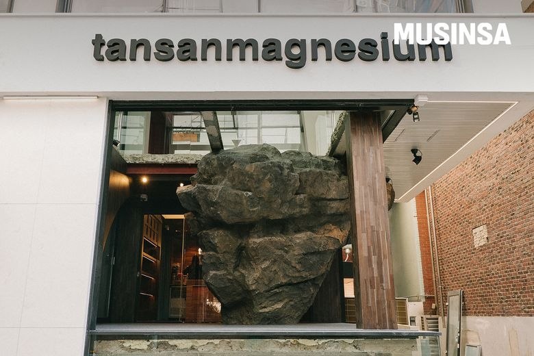 Как бренд Tansanmagnesium использует скалу в интерьере для роста продаж