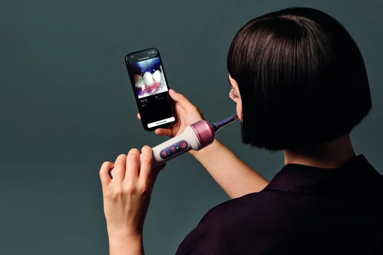 Dyson представила умную зубную щетку CameraJet