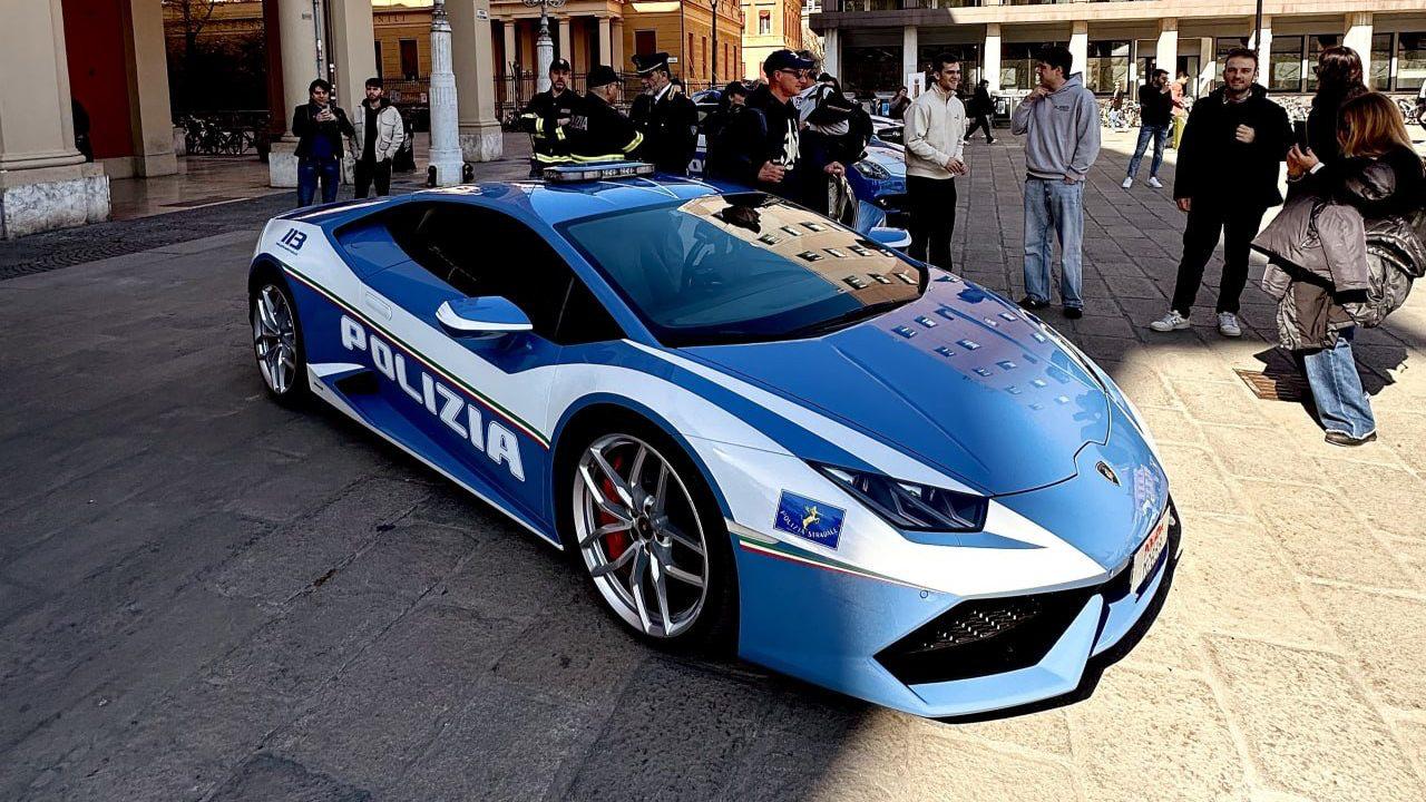 Lamborghini подарила полиции Италии новый суперкар Temerario