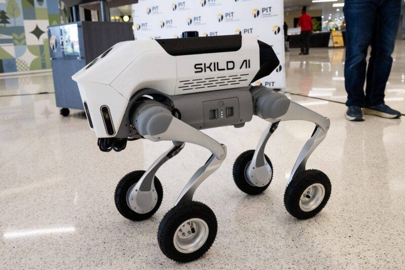 Skild AI тестирует роботов в аэропорту PIT