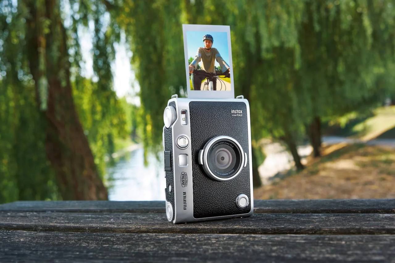 Fujifilm представила гибридную камеру Instax mini Evo 2
