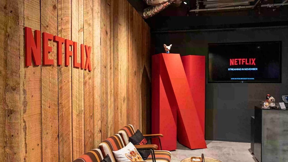 Netflix планирует сокращение около 1000 сотрудников
