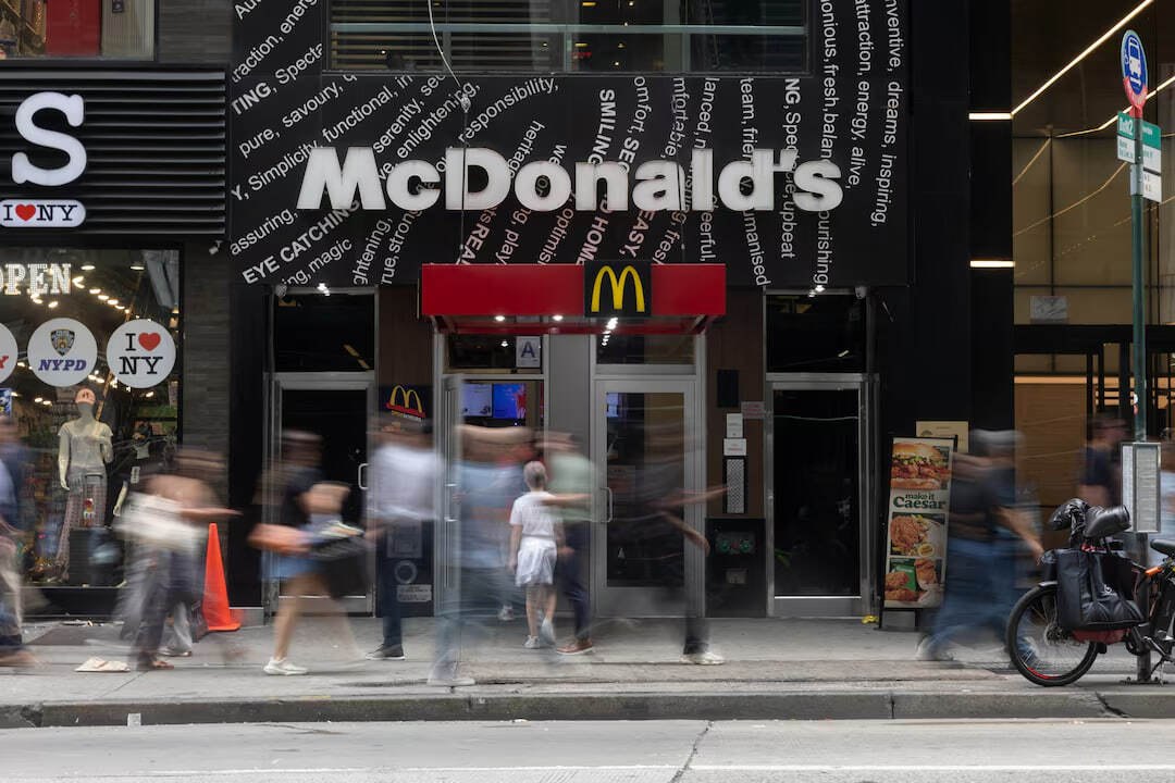 Против McDonald’s подали иск из-за использования ИИ для ценообразования