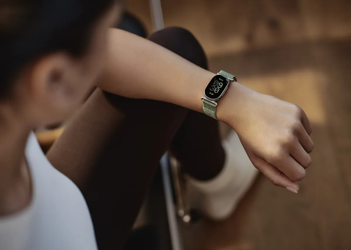 Google представила фитнес-браслет Fitbit Edge