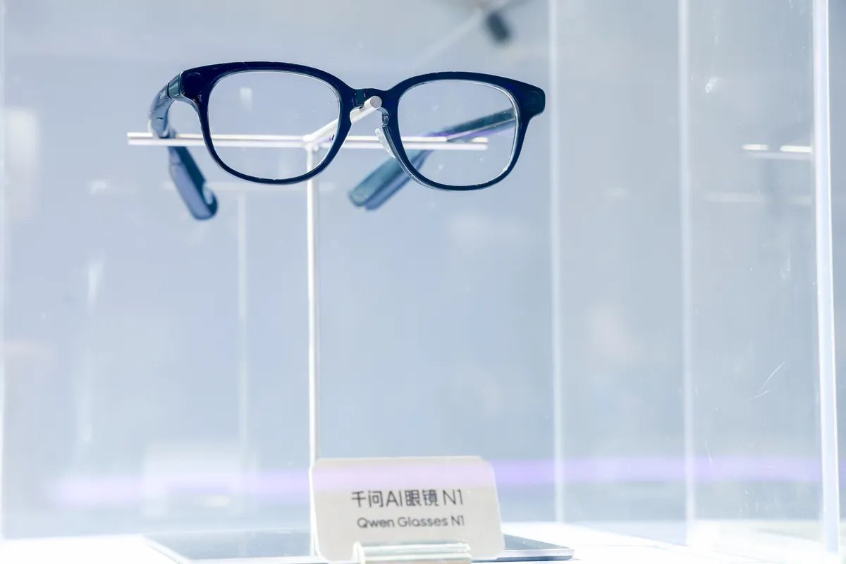 Alibaba представила второе поколение умных очков с ИИ Qwen