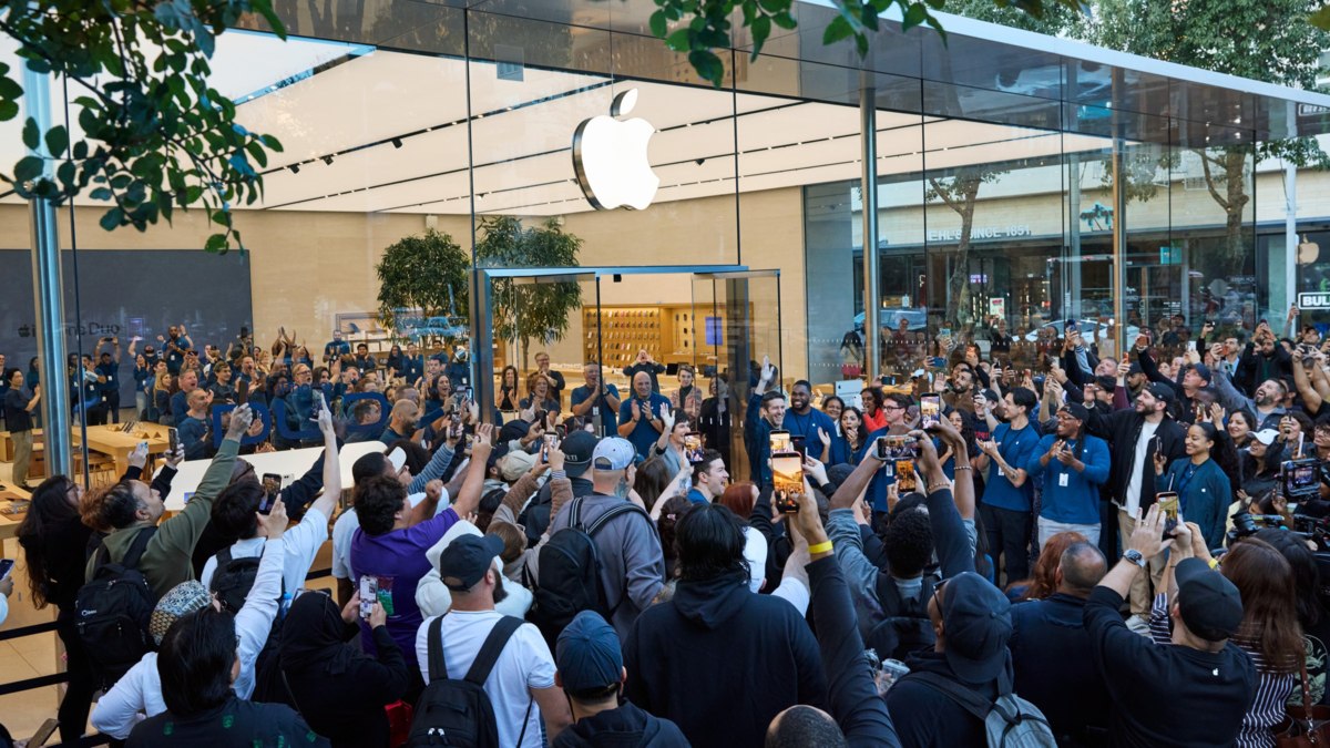За складным iPhone Duo выстроились очереди в сотни человек