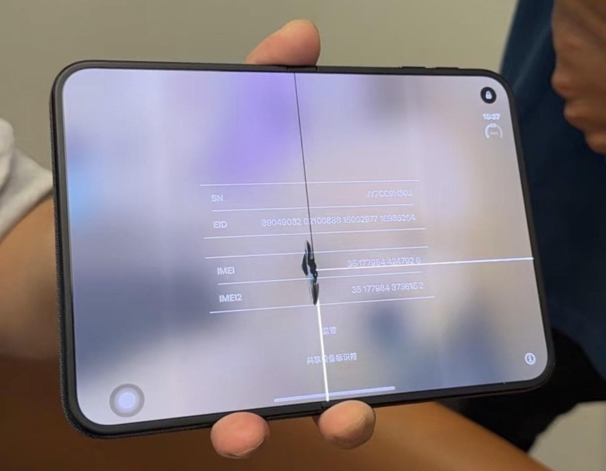 У некоторых покупателей iPhone Duo треснул экран у шарнира