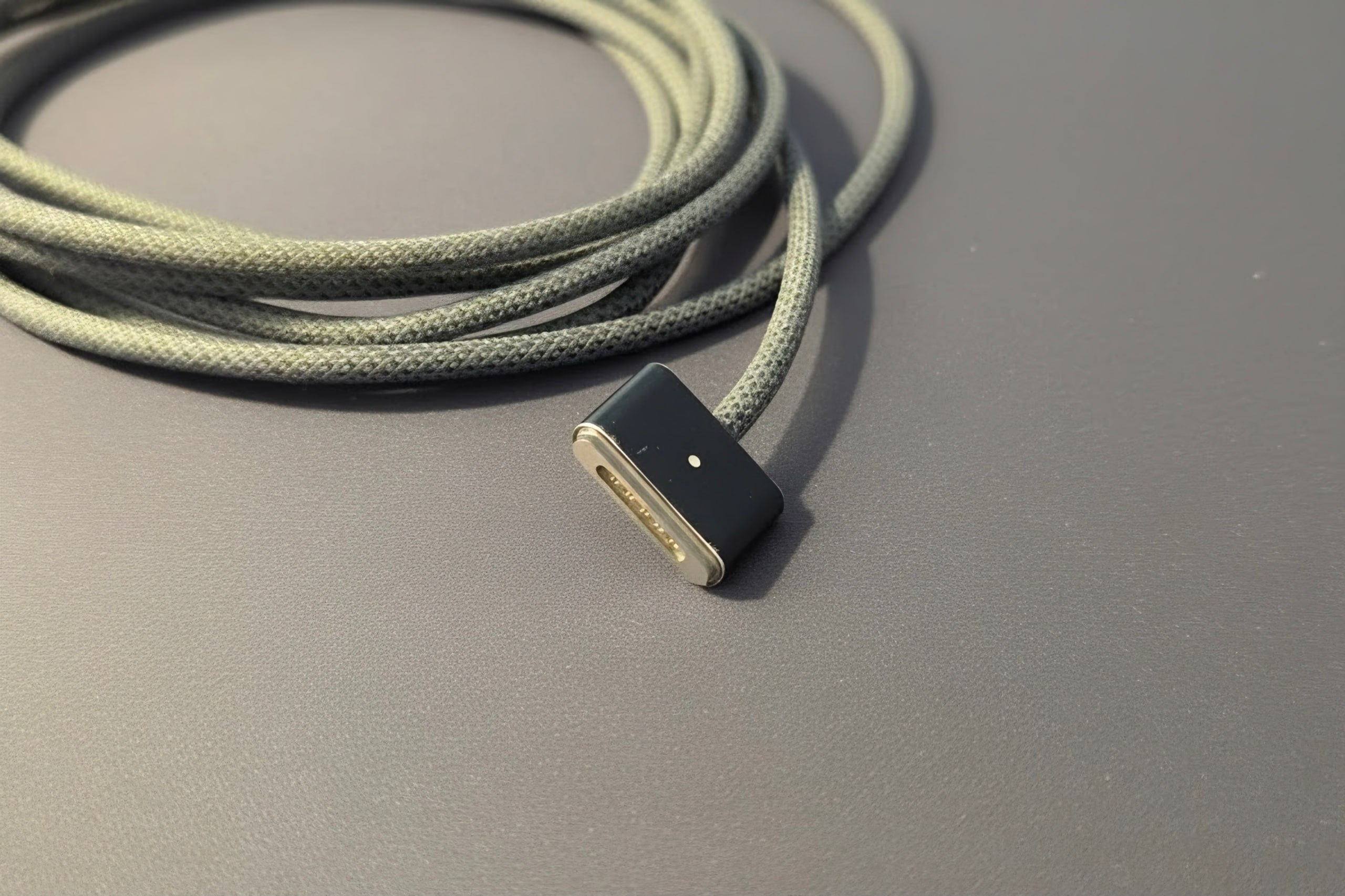 Apple обновила прошивку кабеля MagSafe 3