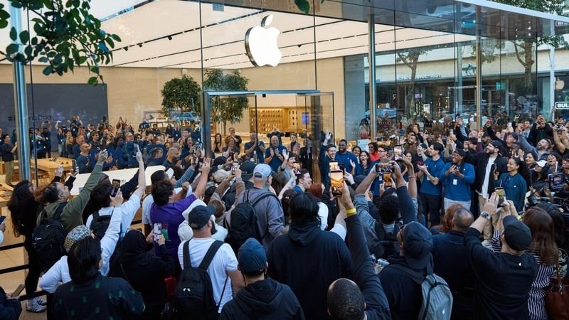 Старт продаж складного iPhone Duo собрал очереди у магазинов Apple