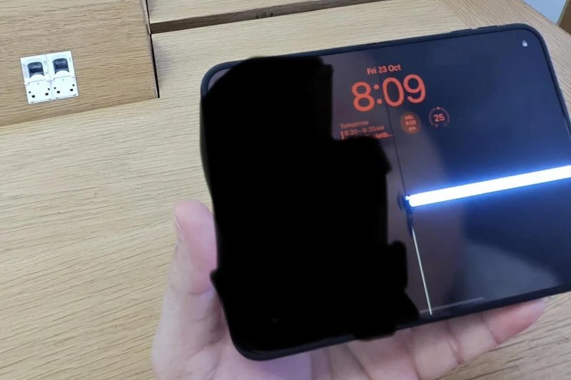 У iPhone Duo трескаются экраны вдоль шарнира
