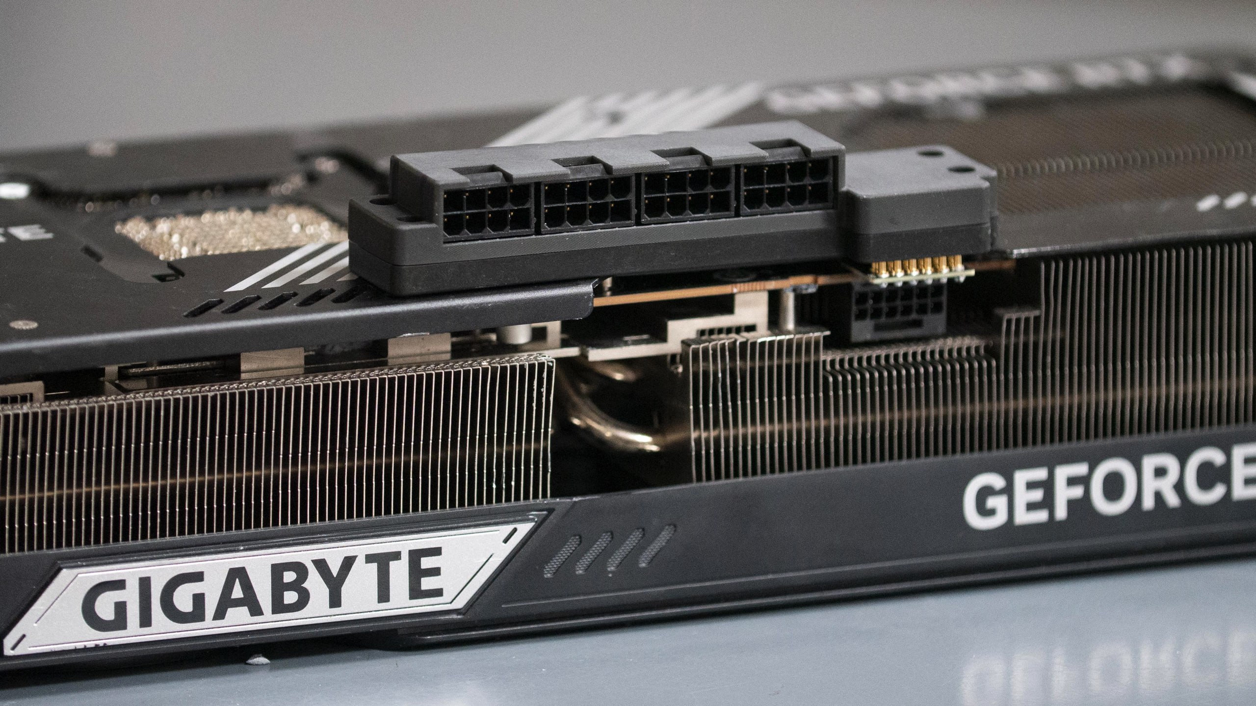 Для GeForce RTX 5090 разработали переходную плату на четыре 8-pin