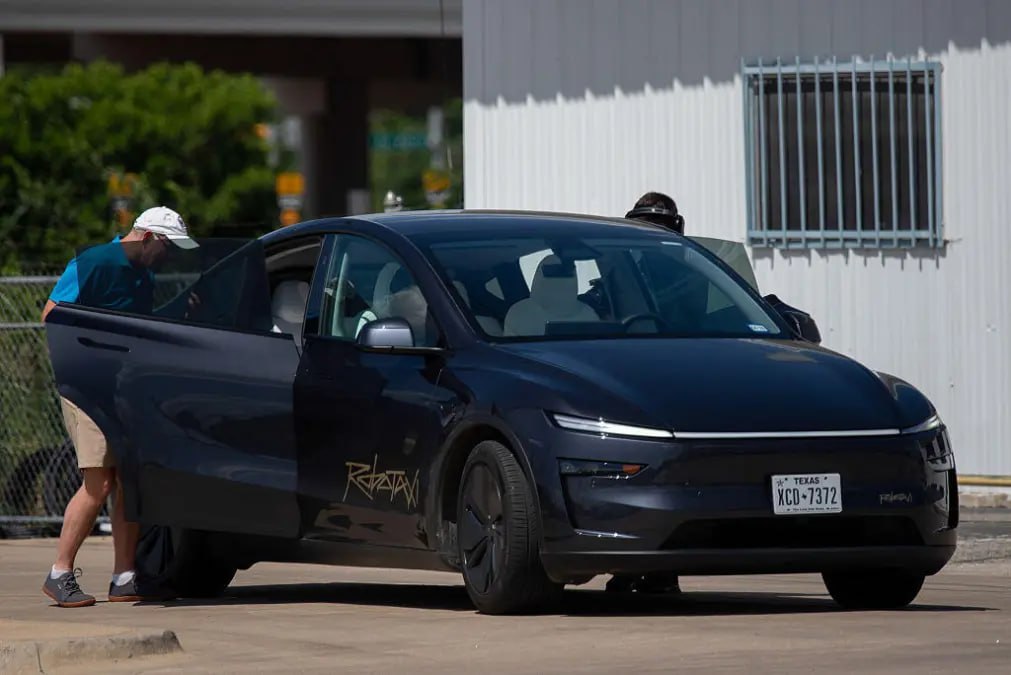 Tesla разрешит подключать личные электрокары к сети роботакси