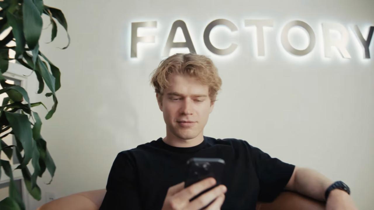 Конфликт в AI-стартапе Factory: обвинения в шпионаже и реакция Винода Хослы