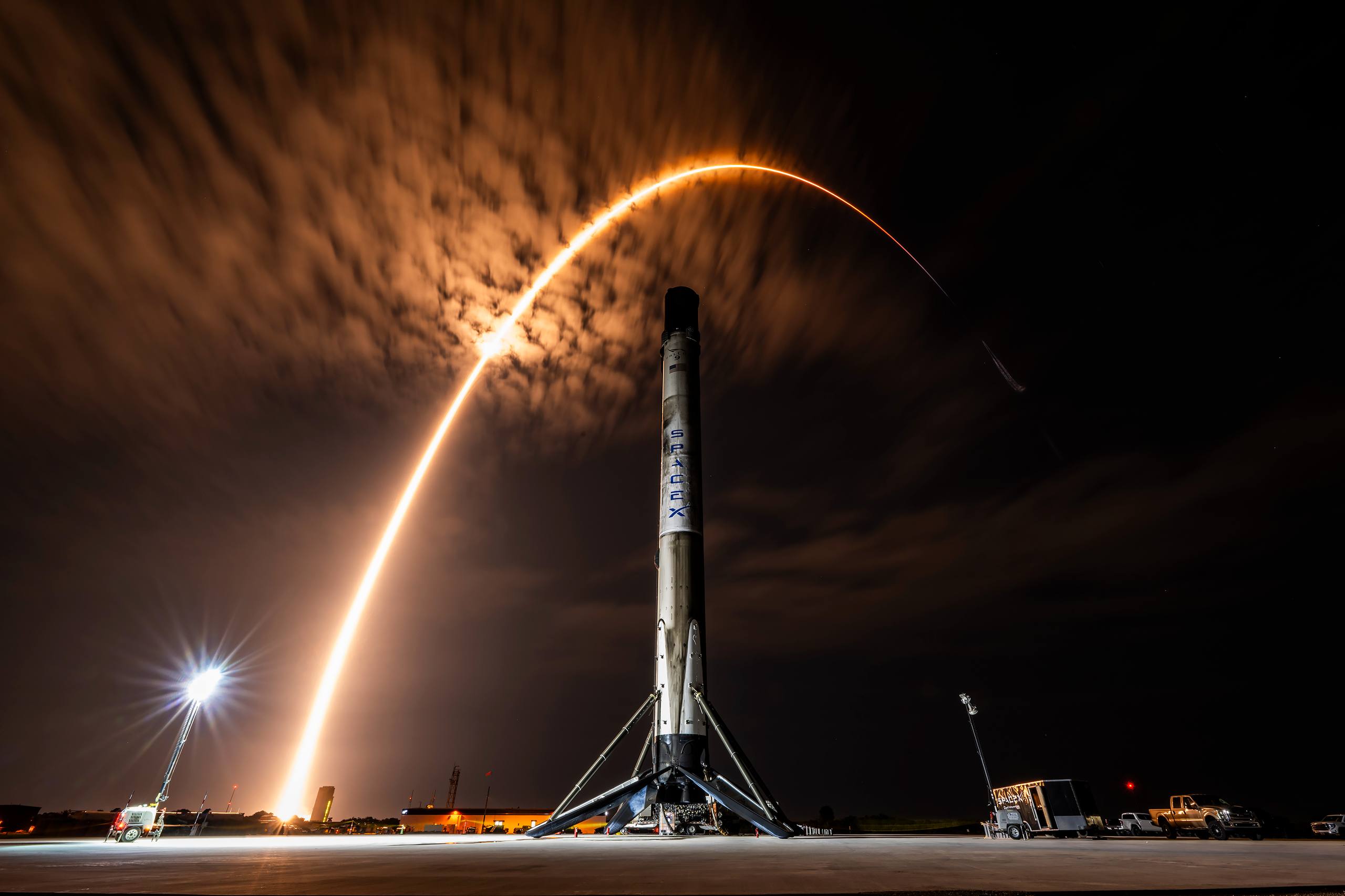 Ускоритель Falcon 9 на фоне запуска Falcon Heavy