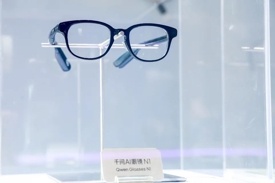 Alibaba представила умные очки Qwen Glasses N1 и наушники Qwen Clip