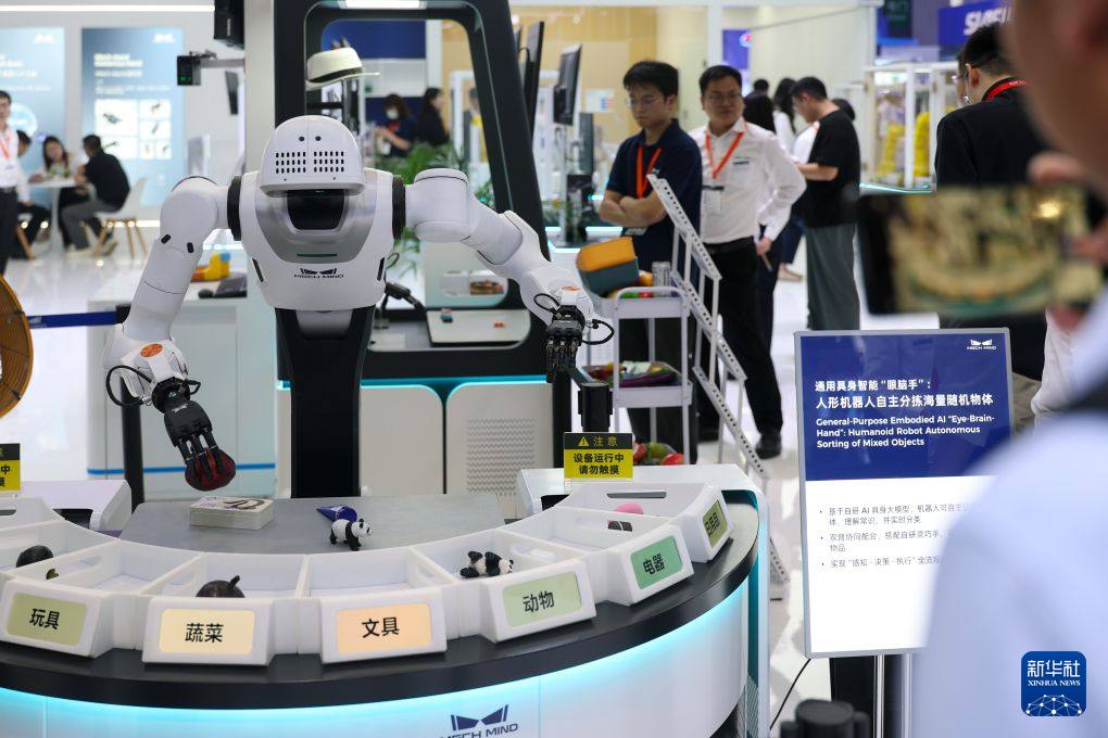 Китай планирует внедрить 8 000 гуманоидных роботов на заводы к 2028 году