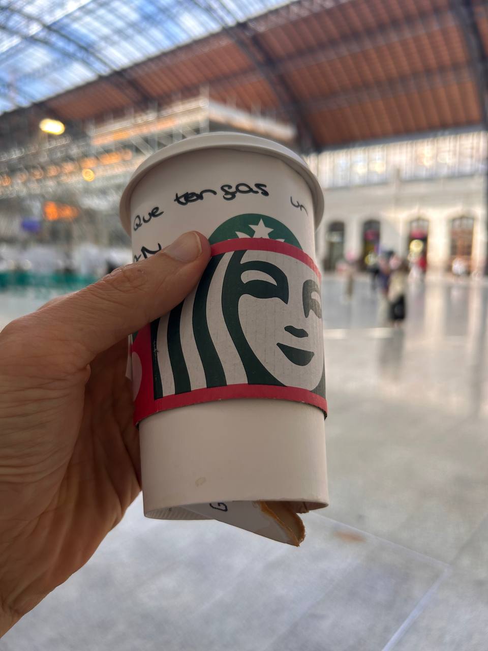 Кофе из стаканчика Starbucks пролился на одежду