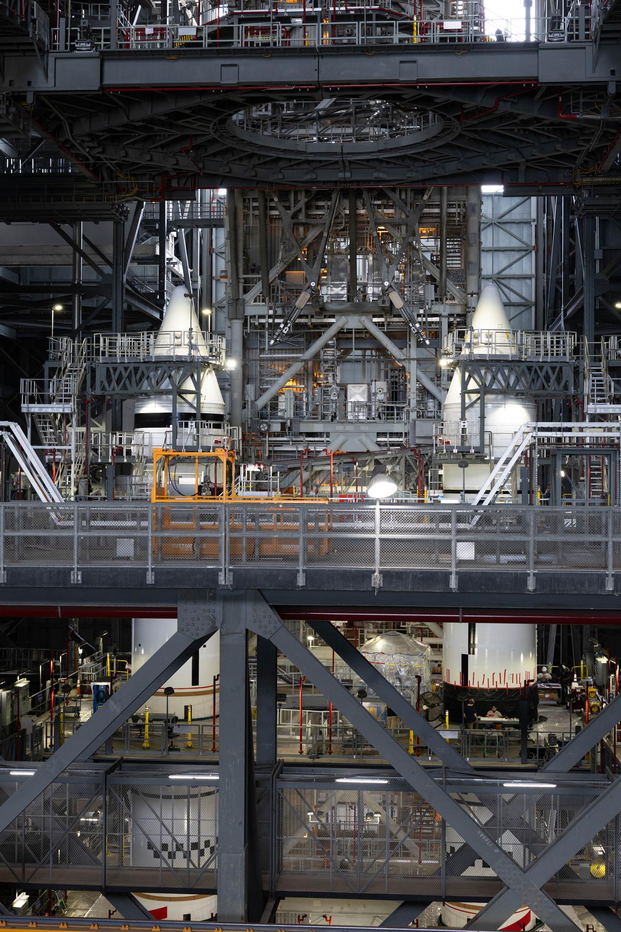 NASA завершила сборку ускорителей для ракеты SLS