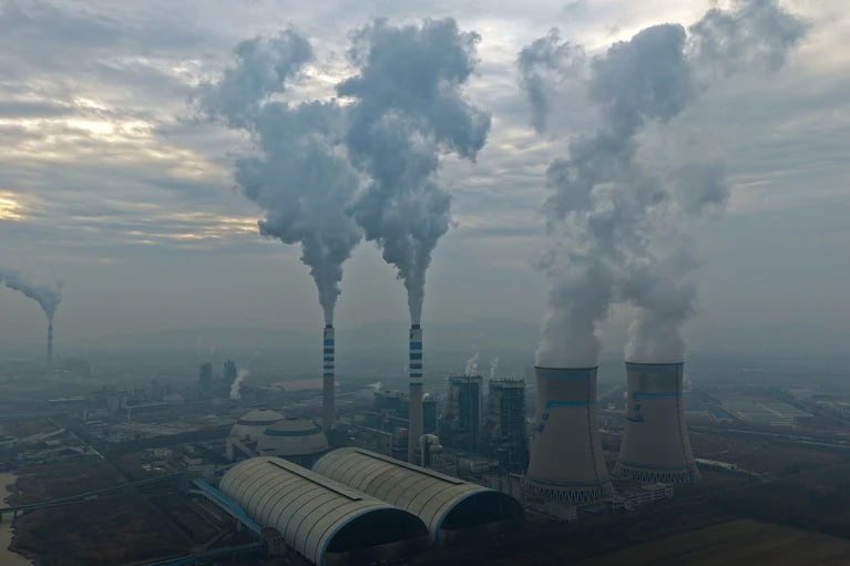 Выбросы парниковых газов в 2025 году не выросли, но потепление может превысить 2 °C